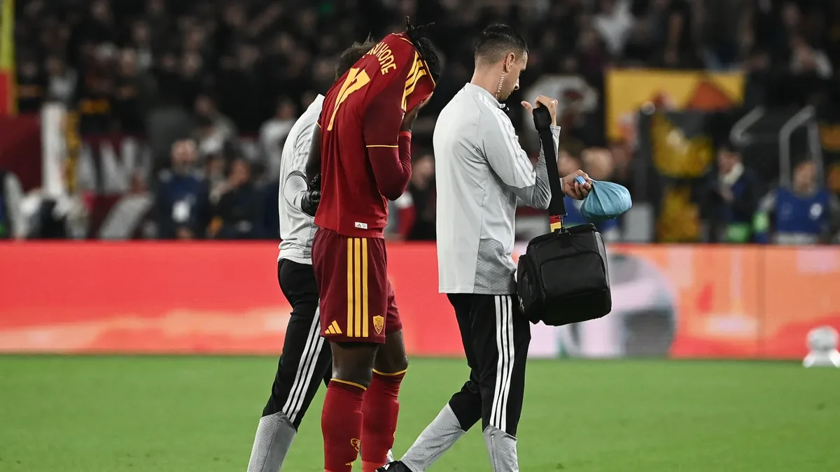 Manu Koné quitte la pelouse le visage caché dans son maillot de l'AS Rome face au Real Madrid, octobre 2026