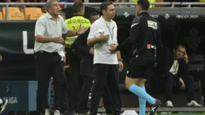 Manuel Pellegrini proteste auprès de l'arbitre devant le banc du Betis face au FC Barcelone, octobre 2026