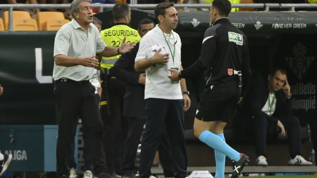 Manuel Pellegrini proteste auprès de l'arbitre devant le banc du Betis face au FC Barcelone, octobre 2026