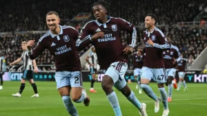 Johan Manzambi célèbre son but avec ses coéquipiers d'Aston Villa à Newcastle, octobre 2026
