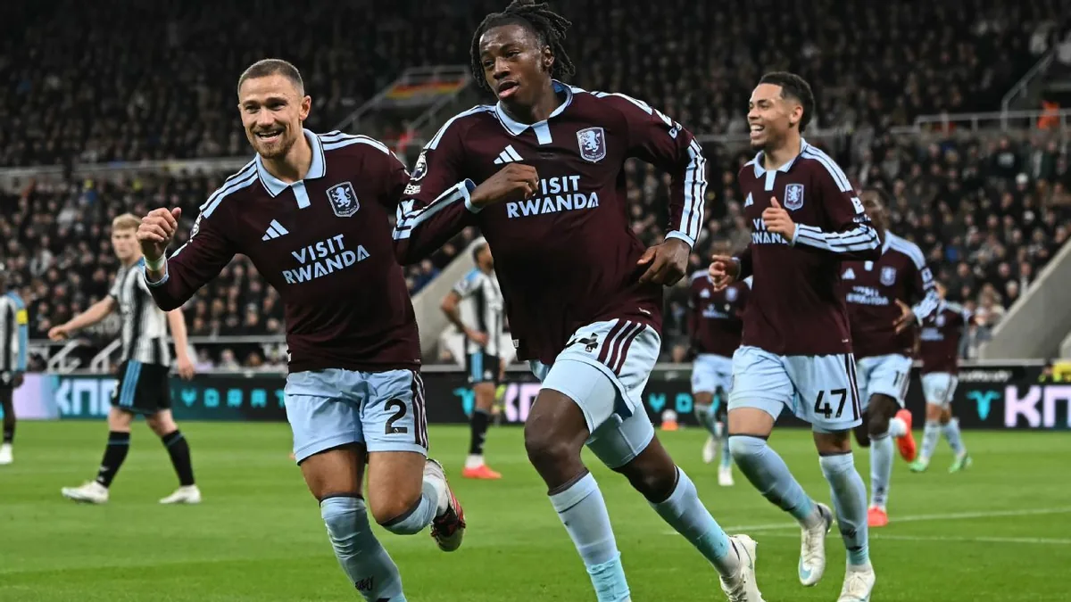 Johan Manzambi célèbre son but avec ses coéquipiers d'Aston Villa à Newcastle, octobre 2026