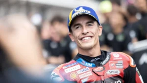 Marc Márquez souriant en combinaison Ducati Lenovo lors du Grand Prix d'Allemagne de MotoGP, juillet 2026