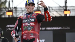 Marc Márquez souriant sur le podium du Grand Prix d'Indonésie 2026 sous les couleurs de Ducati
