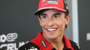 Marc Márquez souriant en conférence de presse avec la tenue du Ducati Lenovo Team, octobre 2026