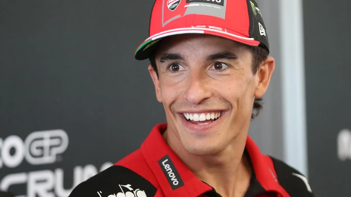 Marc Márquez souriant en conférence de presse avec la tenue du Ducati Lenovo Team, octobre 2026