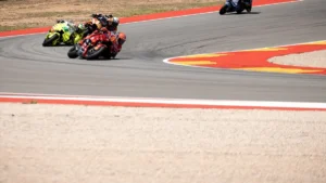 Marc Márquez sur sa Ducati devant Pedro Acosta et Franco Morbidelli au GP d'Aragon, juin 2025