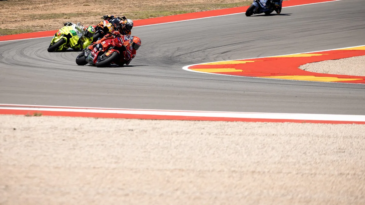 Marc Márquez sur sa Ducati devant Pedro Acosta et Franco Morbidelli au GP d'Aragon, juin 2025