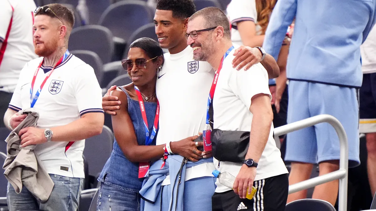 Mark Bellingham avec son fils Jude dans les tribunes d'un match de l'Angleterre, juin 2026