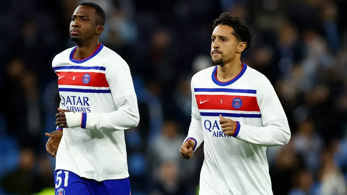 Willian Pacho et Marquinhos à l'échauffement sous le maillot extérieur du PSG, octobre 2026