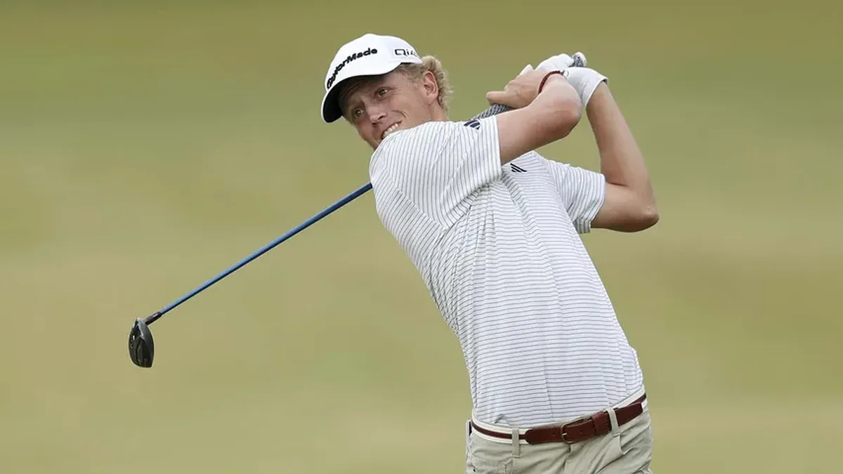 Martin Couvra suit la trajectoire de sa balle après un coup de bois sur le DP World Tour