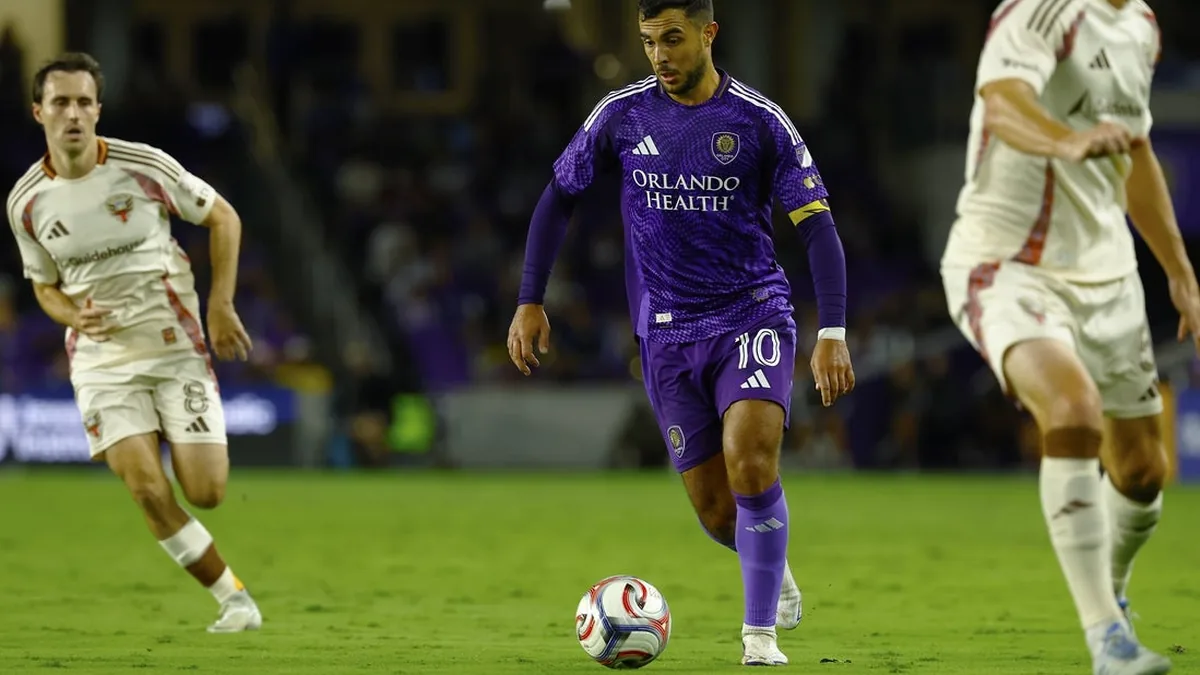 Martín Ojeda ballon au pied sous le maillot d'Orlando City face à D.C. United en MLS, octobre 2026