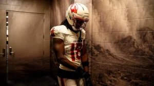 Marvin Harrison Jr. sous le maillot blanc des Arizona Cardinals dans le couloir du vestiaire, saison 2026
