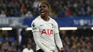 Mathys Tel exulte sous le maillot de Tottenham à Stamford Bridge face à Chelsea, octobre 2026
