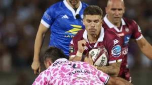 Matthieu Jalibert ballon en main avec l'Union Bordeaux-Bègles face au Stade français, septembre 2026