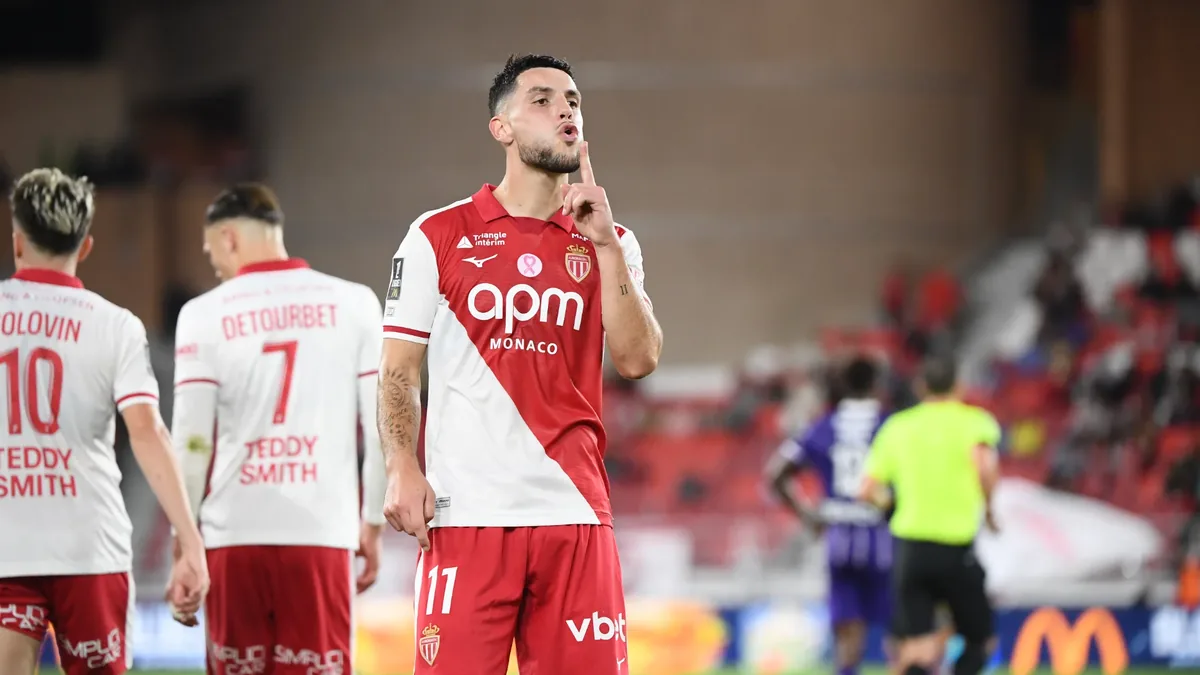 Matthis Abline sous le maillot de l'AS Monaco après son but contre Toulouse au stade Louis-II, octobre 2026