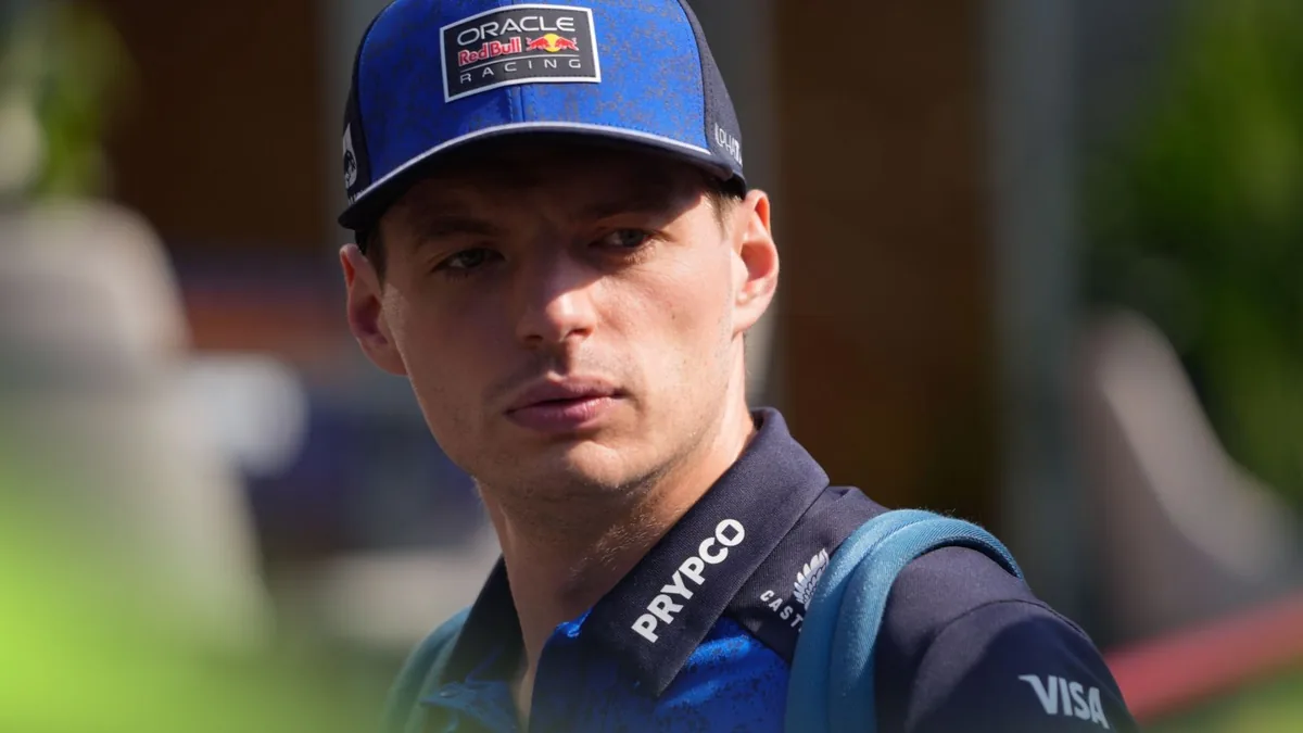 Max Verstappen en tenue Red Bull Racing dans le paddock du Grand Prix d'Azerbaïdjan à Bakou, septembre 2026
