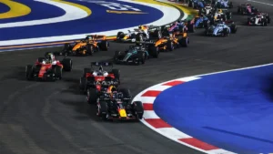 Max Verstappen mène devant les Ferrari au départ du Grand Prix de Singapour, octobre 2026
