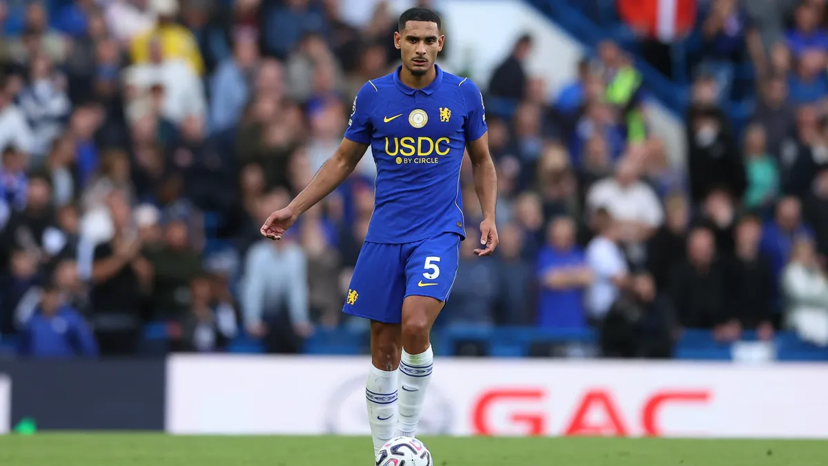 Maxence Lacroix balle au pied sous le maillot de Chelsea en Premier League, octobre 2026