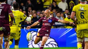 Maxime Lucu au pied sous le maillot de l'UBB face à Clermont en Top 14, octobre 2026