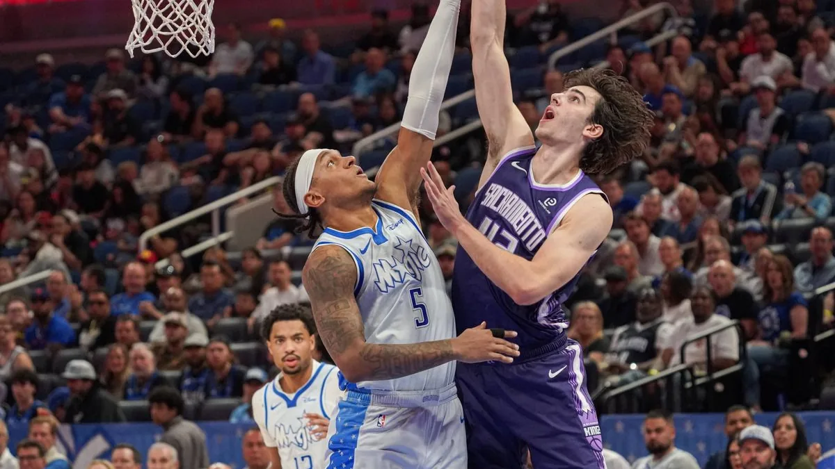 Maxime Raynaud au tir sous le maillot des Sacramento Kings face au Magic d'Orlando