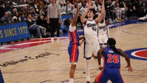 Maxime Raynaud au tir sous le maillot des Sacramento Kings face aux Detroit Pistons, janvier 2026