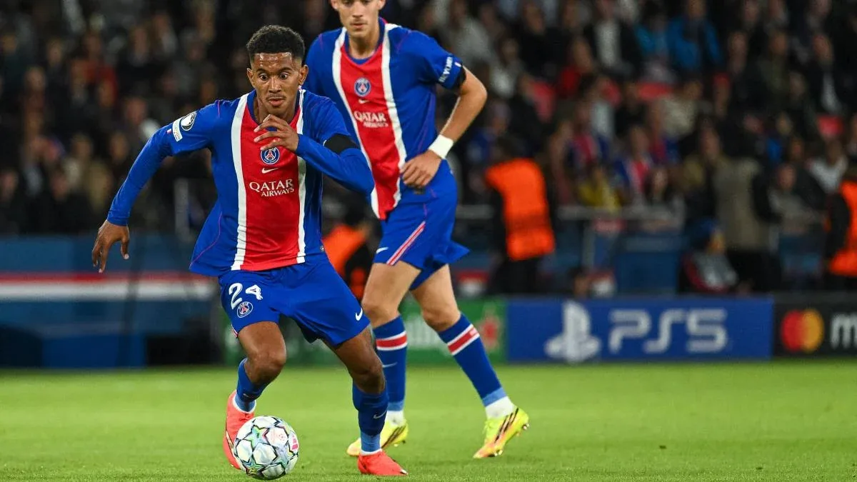 Senny Mayulu balle au pied sous le maillot du PSG au Parc des Princes, saison 2026-2027