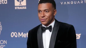 Kylian Mbappé sur le tapis rouge de la cérémonie du Ballon d'Or au London Palladium, le 26 octobre 2026
