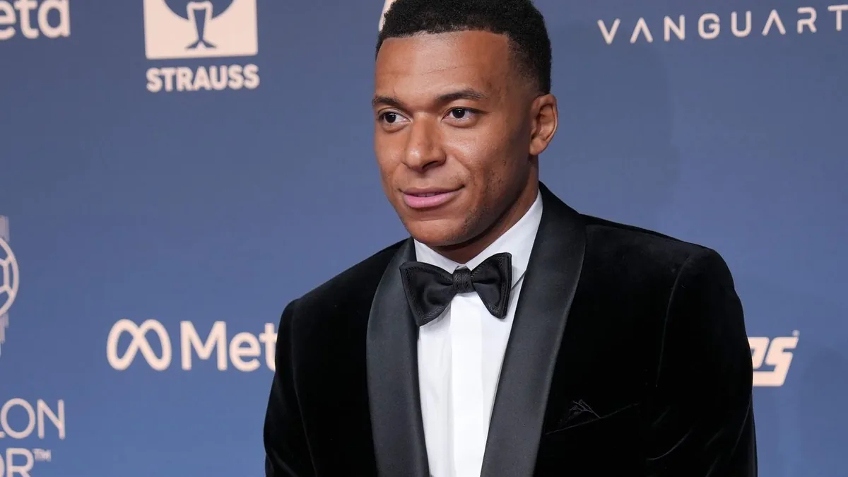 Kylian Mbappé sur le tapis rouge de la cérémonie du Ballon d'Or au London Palladium, le 26 octobre 2026