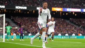 Kylian Mbappé célèbre un but avec le Real Madrid au stade du FC Barcelone, en Liga