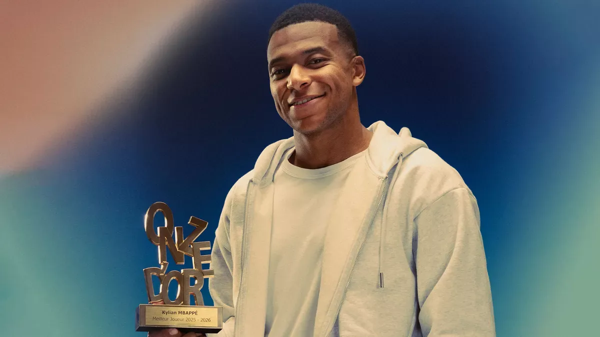 Kylian Mbappé tient le trophée du Onze d'Or du meilleur joueur de la saison 2025-2026, octobre 2026