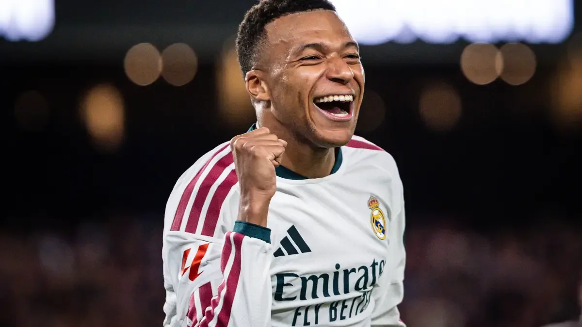 Kylian Mbappé poing serré sous le maillot du Real Madrid, saison 2026-2027