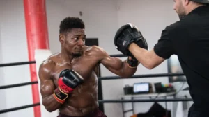Christian Mbilli frappe dans les pattes d'ours à l'entraînement à Montréal avant son combat face à Canelo Álvarez