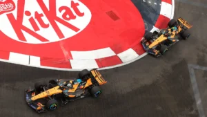 Les McLaren d'Oscar Piastri et de Lando Norris en piste à Marina Bay, Grand Prix de Singapour, octobre 2026