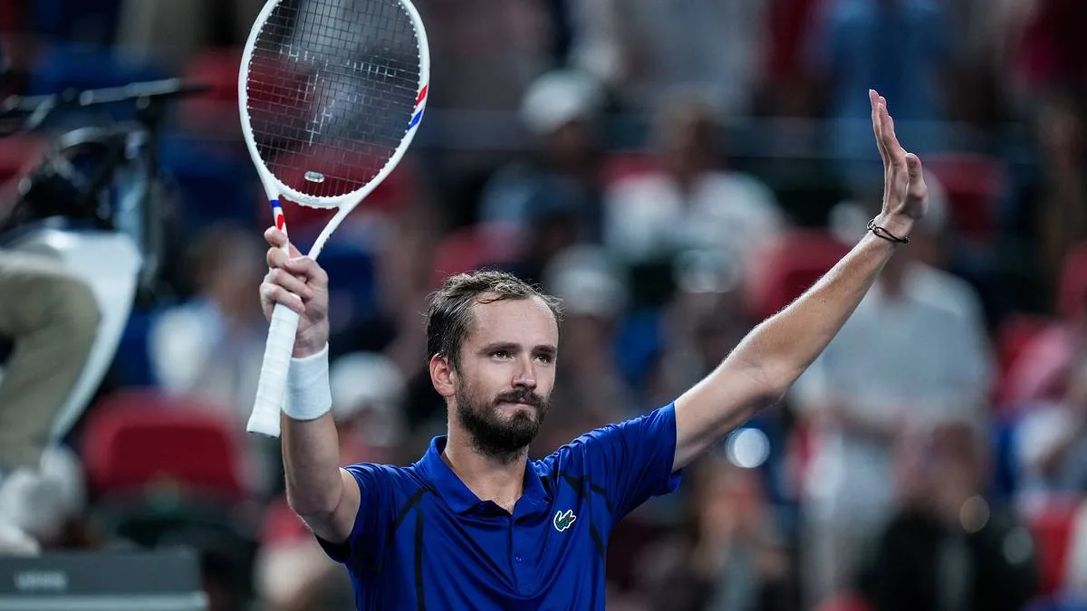 Daniil Medvedev salue le public au Masters 1000 de Shanghai, octobre 2026