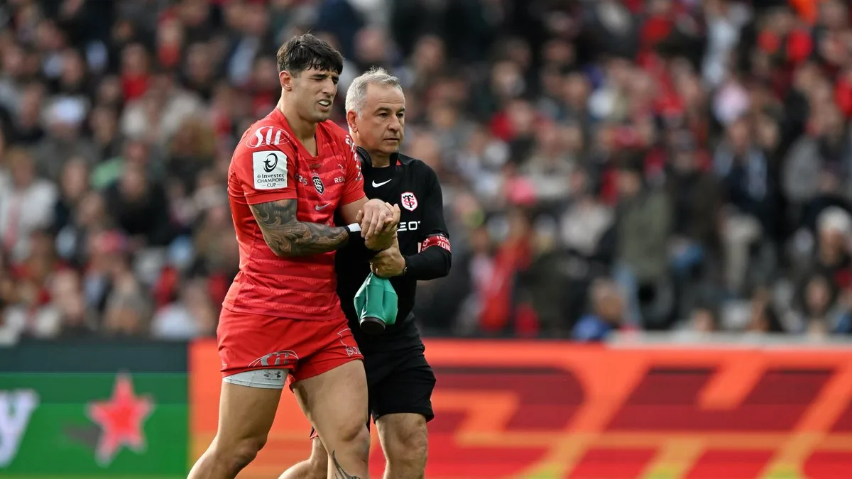 Tommaso Menoncello quitte la pelouse blessé à l'épaule, soutenu par le staff du Stade Toulousain face à Exeter