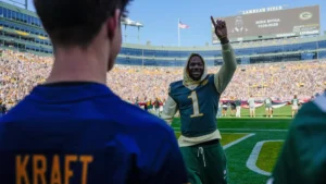 Micah Parsons en tenue des Packers salue le public de Lambeau Field avant un match, octobre 2026