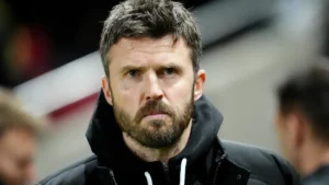Michael Carrick, entraîneur de Manchester United, au bord du terrain en janvier 2026