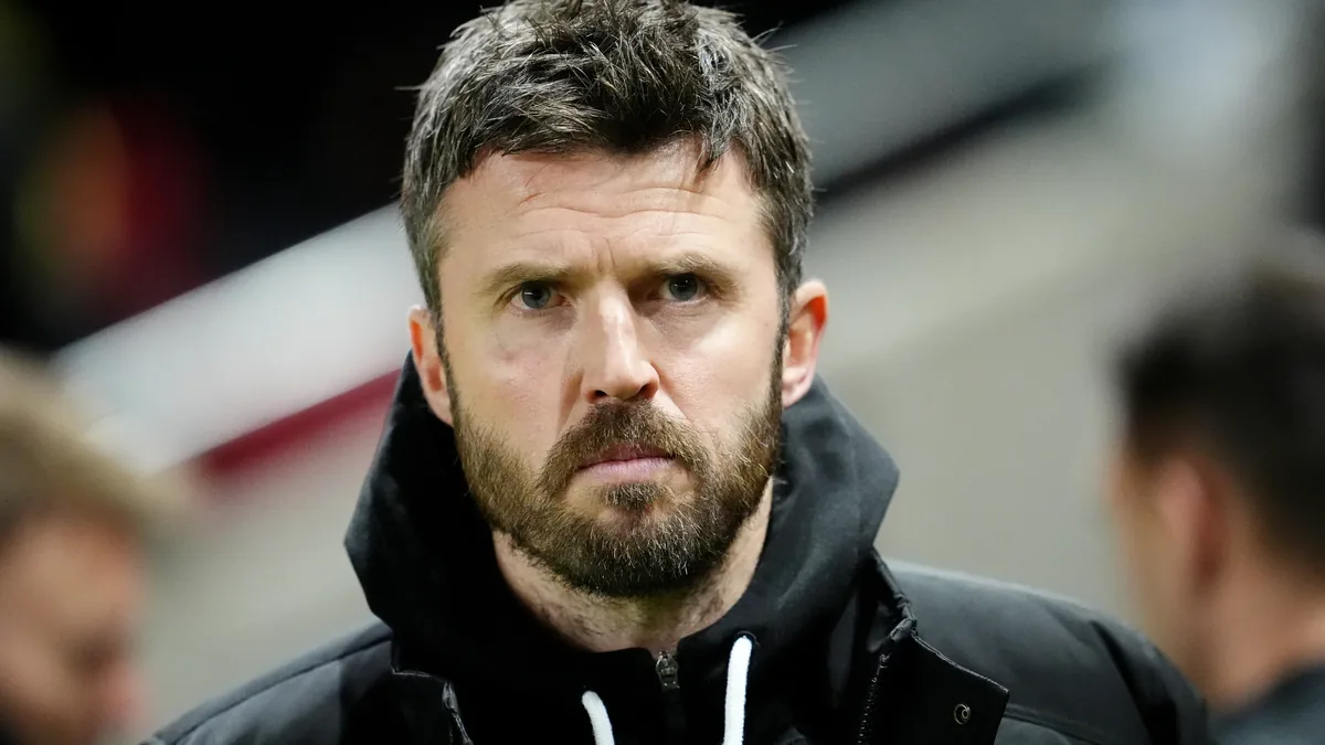 Michael Carrick, entraîneur de Manchester United, au bord du terrain en janvier 2026