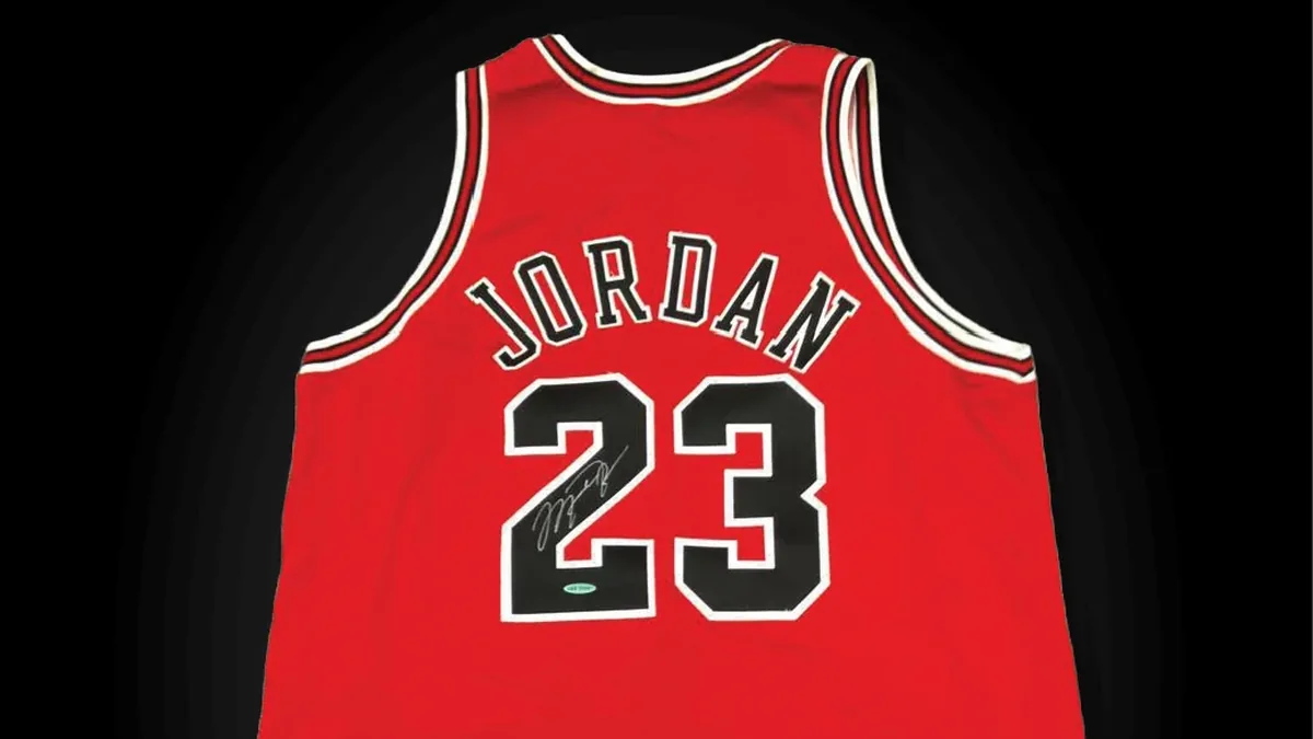 Maillot rouge des Chicago Bulls numéro 23 signé par Michael Jordan, porté lors du match 2 des Finales NBA 1998