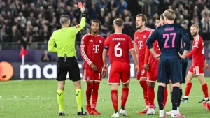 L'arbitre brandit le carton rouge devant Michael Olise, maillot du Bayern, à Viking le 13 octobre 2026