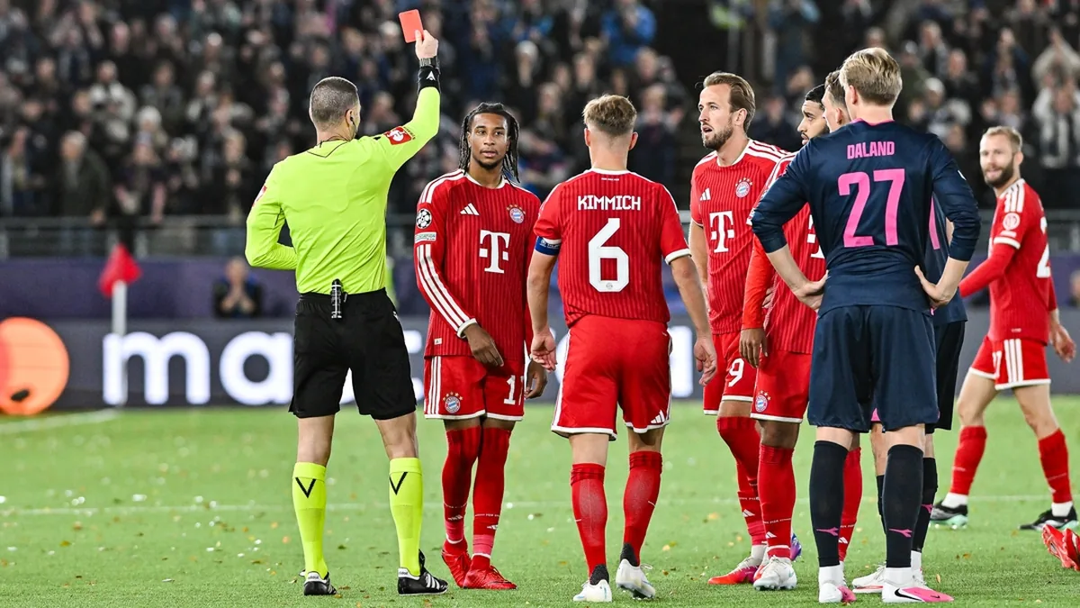 L'arbitre brandit le carton rouge devant Michael Olise, maillot du Bayern, à Viking le 13 octobre 2026