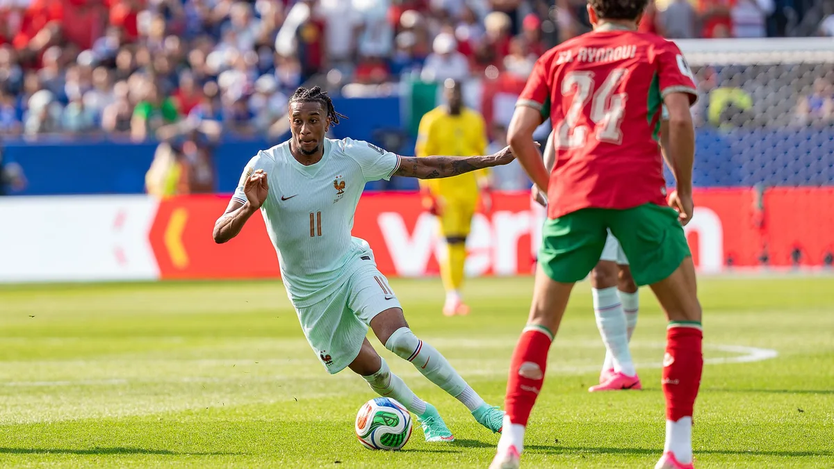 Michael Olise balle au pied sous le maillot de l'équipe de France face au Maroc, Coupe du monde, juillet 2026
