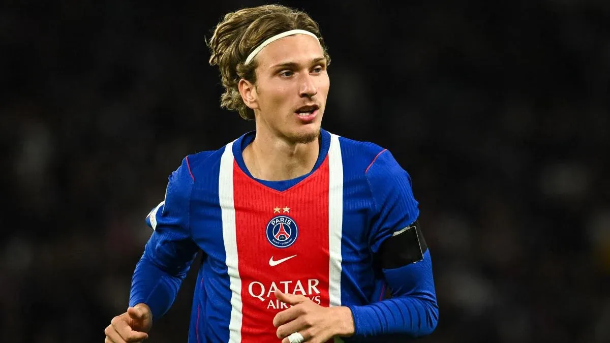 Mika Godts sous le maillot du PSG au Parc des Princes, saison 2026-2027