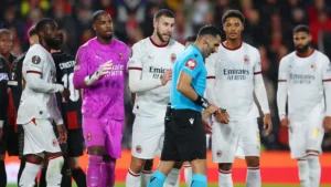 Mike Maignan, gardien de l'AC Milan, face à l'arbitre lors de Bournemouth-Milan en Ligue Europa, octobre 2026