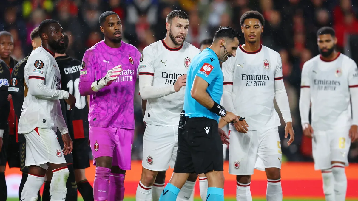 Mike Maignan, gardien de l'AC Milan, face à l'arbitre lors de Bournemouth-Milan en Ligue Europa, octobre 2026
