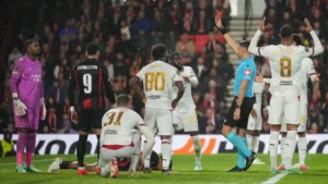 L'arbitre brandit un carton rouge pendant Bournemouth-Milan, Mike Maignan à gauche, Ligue Europa, octobre 2026