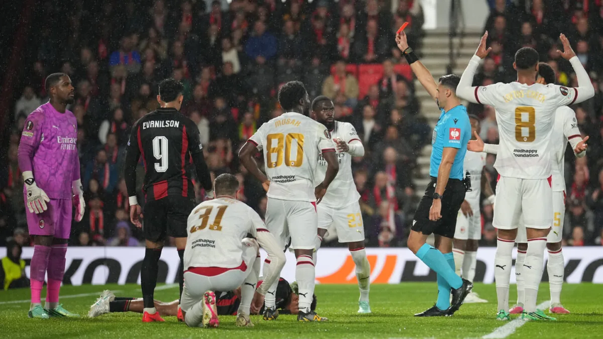 L'arbitre brandit un carton rouge pendant Bournemouth-Milan, Mike Maignan à gauche, Ligue Europa, octobre 2026