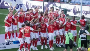 Les joueurs d'Arsenal soulèvent le trophée de la Premier League après le match face à Crystal Palace, mai 2026