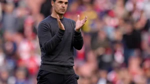 Mikel Arteta applaudit les supporters d'Arsenal à l'Emirates Stadium après un match