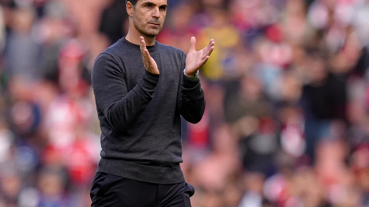Mikel Arteta applaudit les supporters d'Arsenal à l'Emirates Stadium après un match